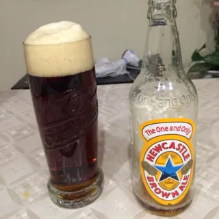 Пастеризоване темне пиво Newcastle Brown Ale 4.7% alc скляна пляшка 550 мл — фото 5