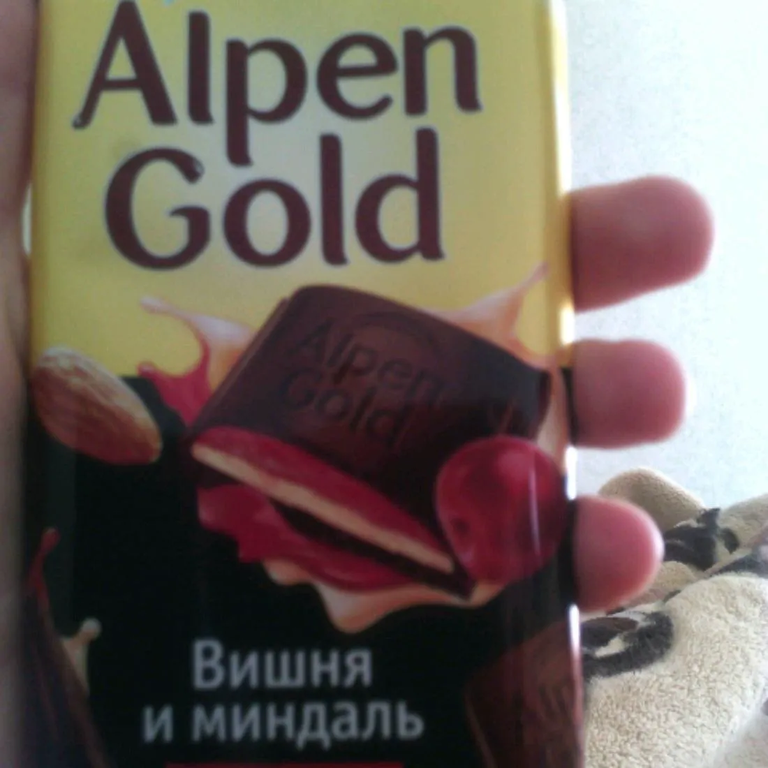 Шоколад Alpen Gold темний, вишня і мигдаль 90 г
