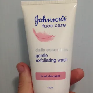 Johnson's Daily Essentials Gentle Exfoliating Face Wash for All Skin Types 150ml — photo 6