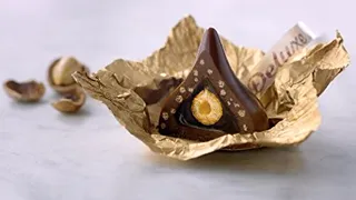 Hersheys Kisses Deluxe Hazelnut Center Candy Gift Box - 50ct — photo 2