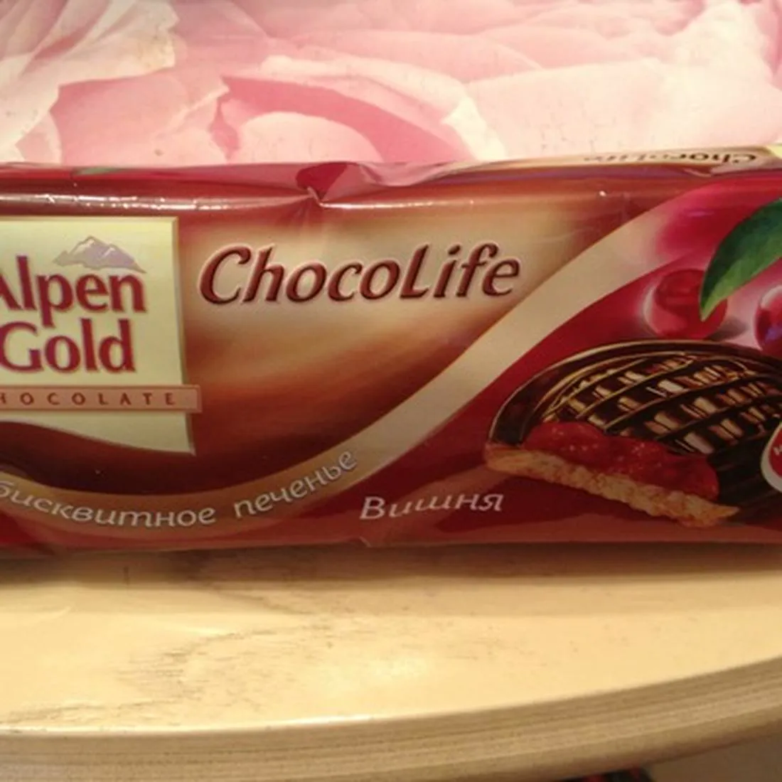 Печиво Alpen Gold Шоколайф бісквітне з вишнею, 136 г