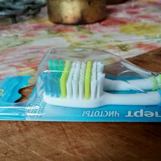 Colgate Expert Clean Medium Toothbrush 2pcs — photo 5
