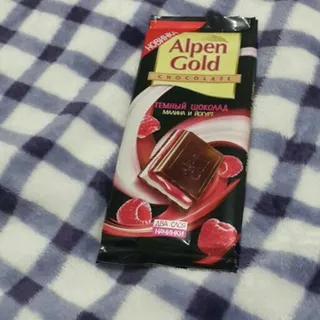 Alpen Gold Dark Chocolate with Raspberry and Yogurt 90g — photo 2