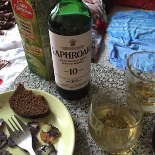 Laphroaig 10 Year Old Whisky 0.7l Tube — photo 10