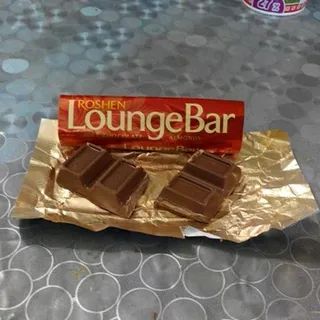 Roshen LoungeBar Milk Chocolate Bar with Almond Praline Filling 45g — photo 5