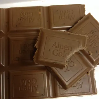 Alpen Gold milk chocolate with hazelnuts and raisins 90 g — photo 5