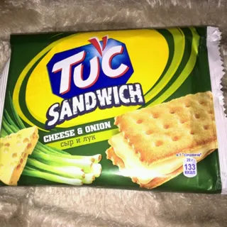 Tuc Sandwich salted cracker with cheese and onion flavor filling 112g — photo 2