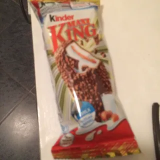 Kinder Maxi King Caramel Biscuit in Milk Chocolate 35g — photo 9