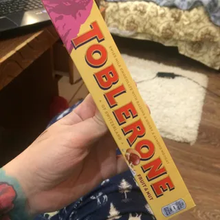 Toblerone Milk Chocolate with Raisins and Nougat, Carton Box 100g — photo 3