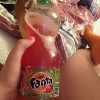 Fanta Strawberry Sparkling Drink PET 1L — photo 4