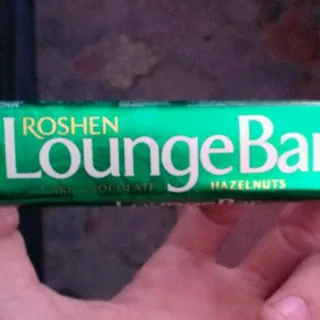 Roshen LoungeBar dark chocolate bar with hazelnut praline filling 45g — photo 5