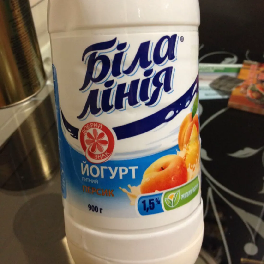 Bila Liniia yogurt peach 1.5% plastic bottle 900g
