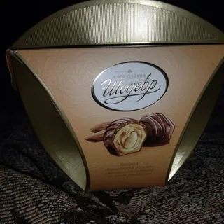Royal Masterpiece Candies with Almond Filling and Whole Almonds 175g Box — photo 2