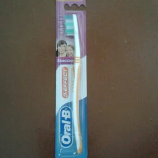 Oral-B 3-Effect Gentle Whitening Toothbrush Medium 1pc — photo 4