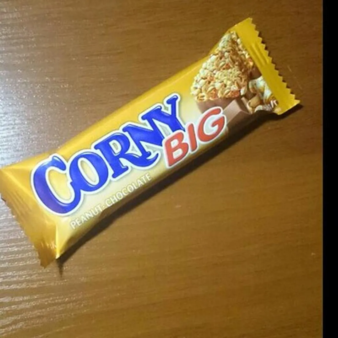 Батончик Corny Big з арахісом у молочному шоколаді