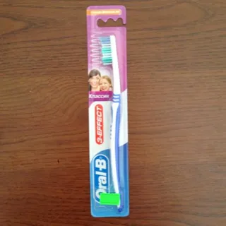 Oral-B 3-Effect Gentle Whitening Toothbrush Medium 1pc — photo 3