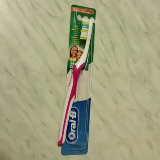Oral-B 3-Effect Maxi Clean Medium Toothbrush 1pc — photo 6