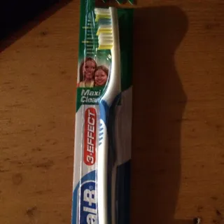 Oral-B 3-Effect Maxi Clean Medium Toothbrush 1pc — photo 8