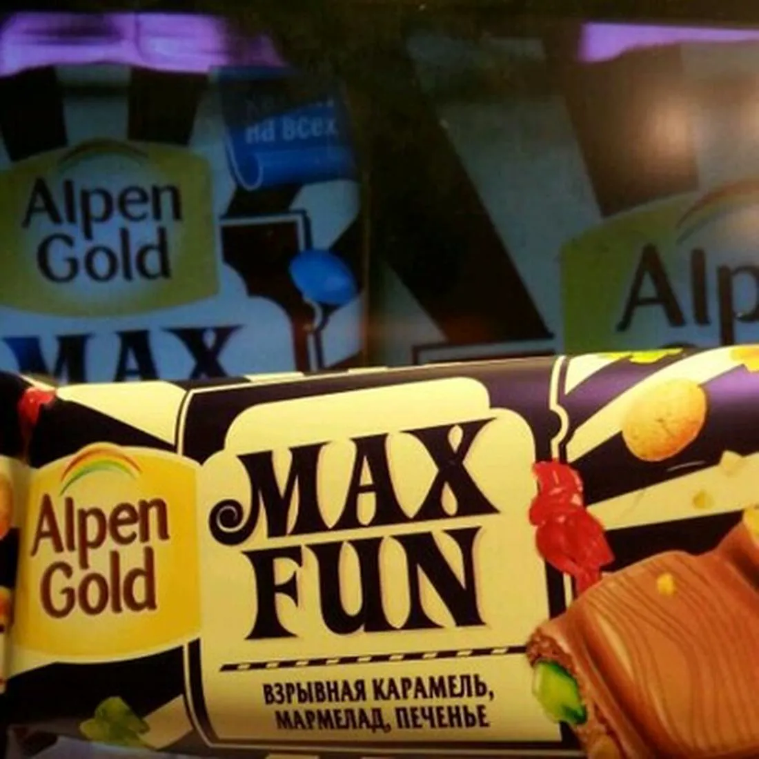 Шоколад Alpen Gold вибухова карамель, мармелад, печиво 38 г
