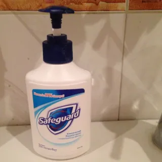 Safeguard Classic Dazzling White Liquid Antibacterial Soap 225ml — photo 4