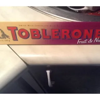 Toblerone Milk Chocolate with Raisins and Nougat, Carton Box 100g — photo 2