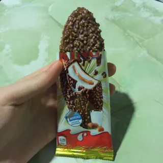Kinder Maxi King Caramel Biscuit in Milk Chocolate 35g — photo 5