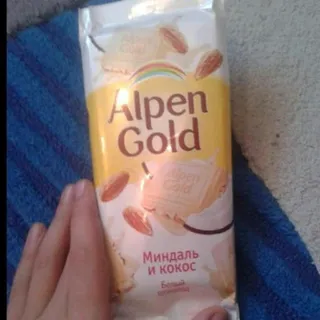 Шоколад білий Alpen Gold з мигдалем і кокосовою стружкою 90г — фото 3