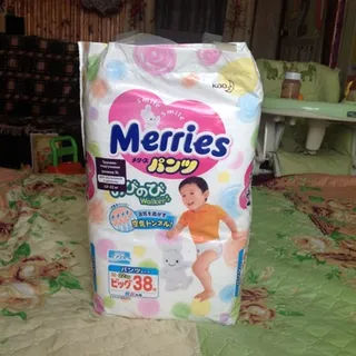Merries Large Baby Diapers 12-22kg 38pcs — photo 11