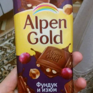 Alpen Gold milk chocolate with hazelnuts and raisins 90 g — photo 2