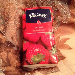 Kleenex Aroma Strawberry Facial Tissues 10 pcs — photo 6