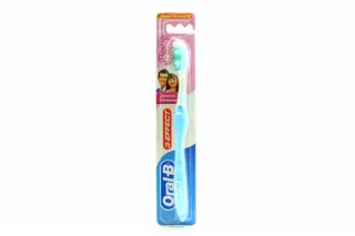 Oral-B 3-Effect Medium Soft Whitening Toothbrush 1pc — photo 4