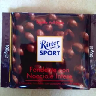 Шоколад чорний Ritter Sport з цілими лісовими горіхами 100г — фото 4