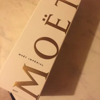 Moet Chandon Imperial Brut White Champagne 12% 0.75L Gift Box — photo 2