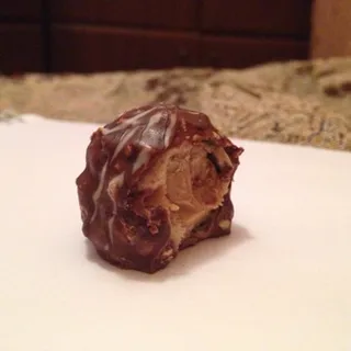 Royal Masterpiece Candies with Almond Filling and Whole Almonds 175g Box — photo 3