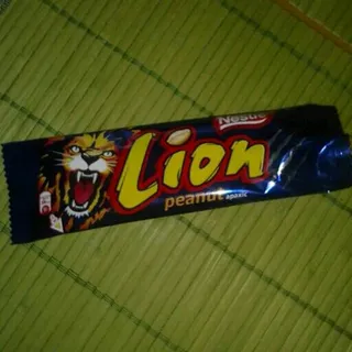 Nestle Lion Chocolate Wafer Bar with Caramel and Peanuts 42g — photo 3