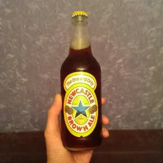 Пастеризоване темне пиво Newcastle Brown Ale 4.7% alc скляна пляшка 550 мл — фото 4