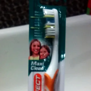 Oral-B 3-Effect Maxi Clean Medium Toothbrush 1pc — photo 7